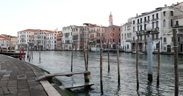 Grand Canal és dokkok Velencében, tömegközlekedési hajó, tiszta ég nyáron Olaszországban, senki — Stock videók