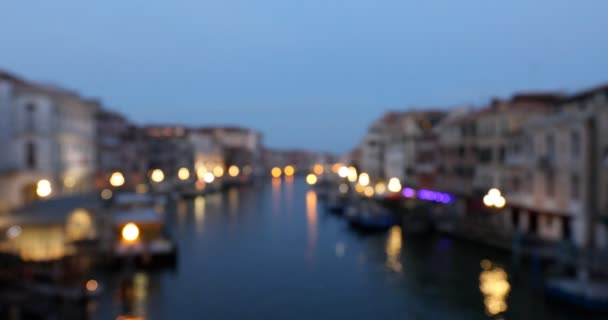 Unfokussierter Blick auf den Canal Grande in Venedig, erleuchtet am frühen Morgen im Sommer in Italien — Stockvideo