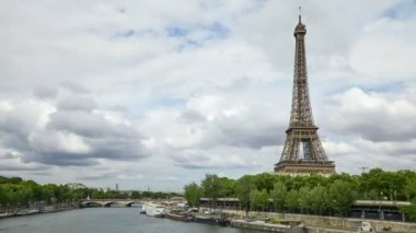 Fransa 'da bulutlu bir günde Paris' te Eyfel Kulesi ve Seine nehri zaman aşımına uğradı