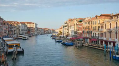 VENICE, İtalya - 14 Ağustos 2017 Grand Canal Timelapse, güneşli bir yaz gününde Venedik 'te sabahın erken saatlerinde geçen tekneler