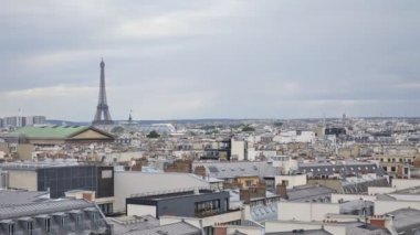 Paris çatıları manzarası ve Eyfel kulesi zaman çizelgesi, Fransa 'da bulutlu bir günde gökyüzü.