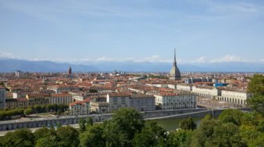 Torino ufuk çizgisi zaman aşımı, Köstebek Antonelliana Kulesi ve Po Nehri İtalya 'da güneşli bir yaz gününde
