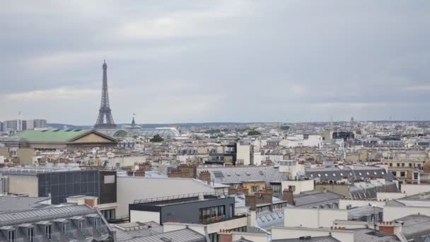 Paris Hustak Utsikt Och Eiffeltornet Timelapse Skyline Molnig Dag Frankrike — Stockvideo