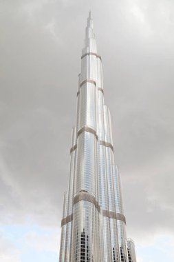 DUBAI, BİRLİK ARAB EMIRATES - 21 Kasım 2019: Burç Halife gökdeleni ve gri bulutlu gökyüzü Dubai, Birleşik Arap Emirlikleri