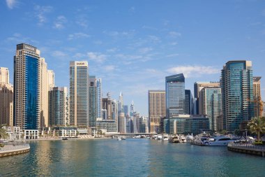 Dubai, BİRLİK ARAB EMIRATES - 23 Kasım 2019 Dubai Marina Körfezi güneşli bir günde gökdelen ve yatlarla, mavi gökyüzü