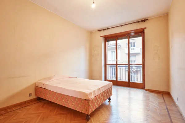 Schlafzimmer Mit Rosa Bettbezug Alten Appartement Interieur — Stockfoto