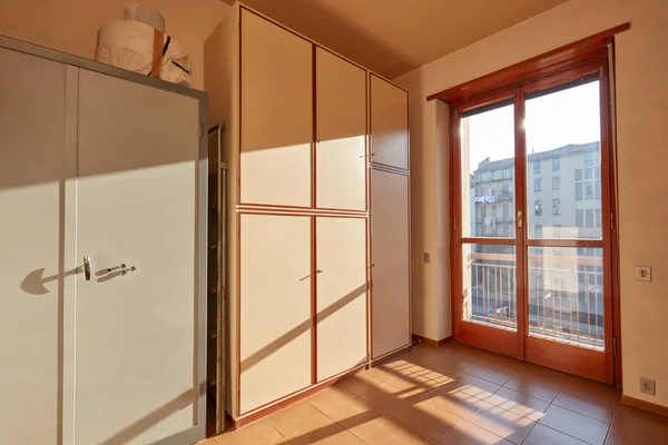 Chambre Ensoleillée Avec Penderie Coffre Fort Intérieur Appartement — Photo