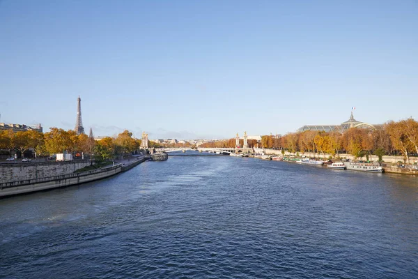 エッフェル塔とアレクサンダー3世橋とセーヌ川の景色パリの晴れた秋の日に広角ビュー — ストック写真