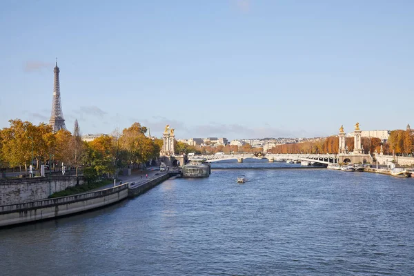 エッフェル塔とアレクサンダー3世橋とセーヌ川の景色 パリの晴れた秋の日に広い角度の景色 — ストック写真