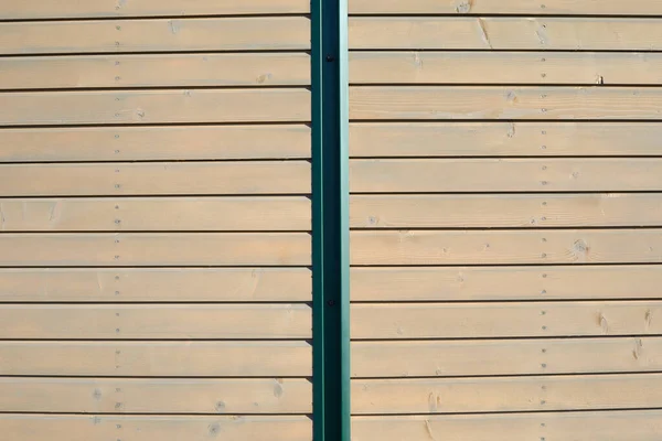 Houten Textuur Achtergrond Met Planken Groene Metalen Staaf Zonlicht — Stockfoto