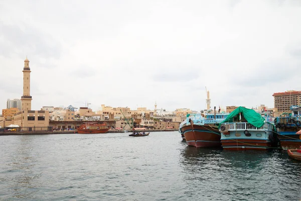 ドバイ アラブ首長国連邦 11月21 2019 ドバイクリーク 古代の建物や運河とアブラナとDhow伝統的なボート曇りの日 — ストック写真