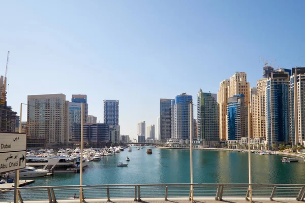 Dubaj Marina Mrakodrapy Čluny Přístavu Slunečného Dne Jasná Modrá Obloha — Stock fotografie