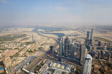 Dubai, Birleşik Arap Emirlikleri - 19 Kasım 2019: Dubai şehri gökdelenleri güneşli bir günde Burç Halife 'den görülüyor