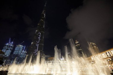 DUBAI, BİRLİK ARAB EMIRATES - 21 Kasım 2019: Burç Halife gökdeleni ve Çeşme Şovu Gece Aydınlandı 