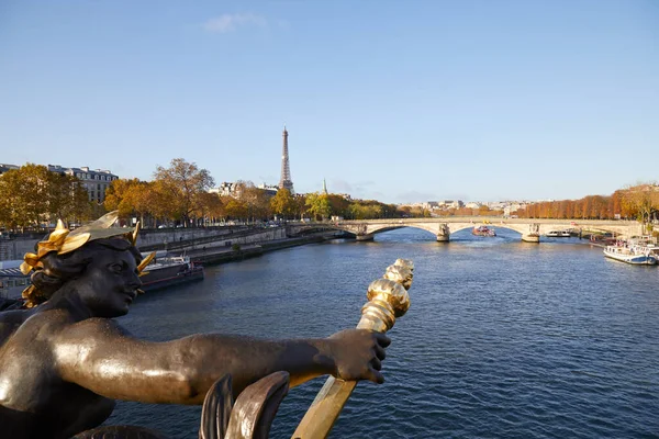 アレクサンダー3世橋 青い空のパリから晴れた秋の日に見られるエッフェル塔とセーヌ川 — ストック写真