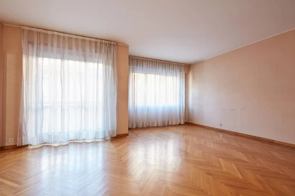 Pusty Duży Pokój Drewnianą Podłogą Białymi Zasłonami Wnętrzu Apartamentu — Zdjęcie stockowe