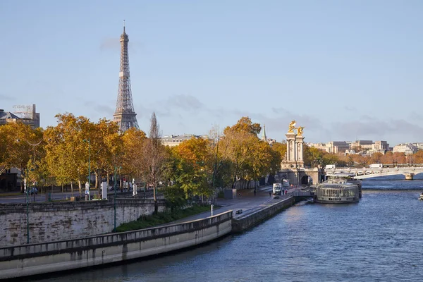 Paris Güneşli Bir Sonbahar Gününde Rıhtımlı Nehir Manzarası Eyfel Kulesi — Stok fotoğraf