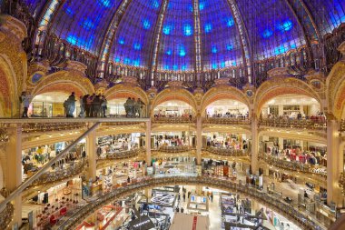 PARİS - 6 Kasım 2019: Lafayette 'in içini Paris' teki insan ve turistlerle donatan galerileri