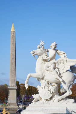 Paris 'te güneşli bir sonbahar gününde Concorde Obelisk Meydanı ve hipogrifle birlikte beyaz heykel