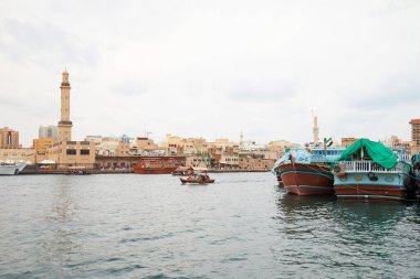Dubai, BİRLİK ARAB EMIRATES - 21 Kasım 2019 Dubai deresi abra ve dhow geleneksel tekneleri bulutlu bir günde 