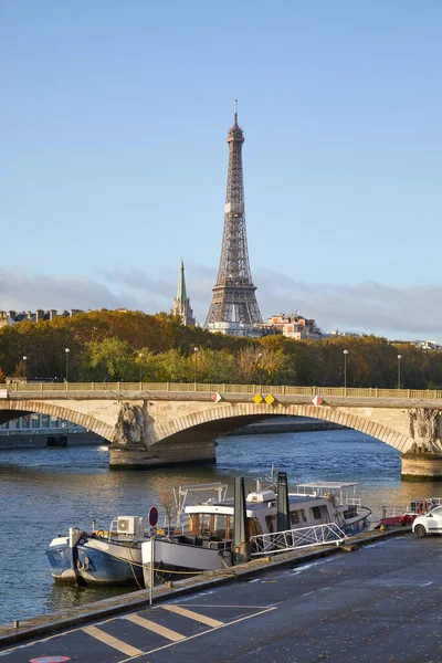 Torre Eiffel Rio Sena Com Barcos Dia Ensolarado Paris França — Fotografia de Stock