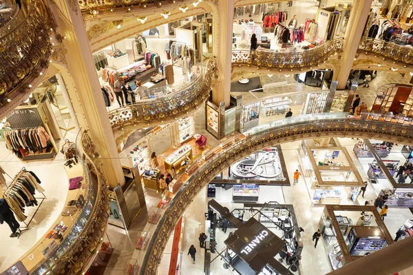 Paris November 2019 Galeries Lafayette Interiör Med Chanel Tom Ford — Stockfoto