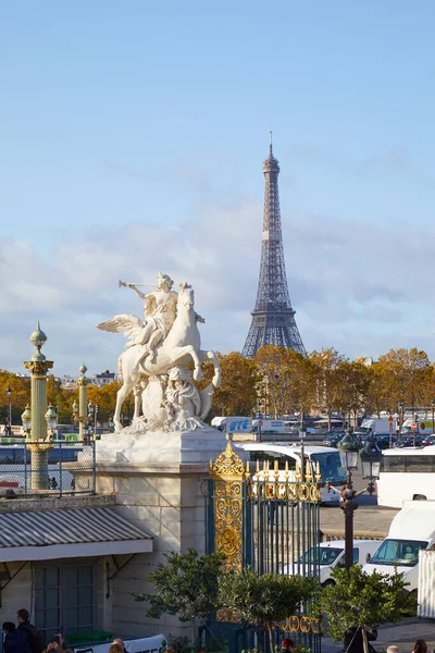 Paris Frankreich November 2019 Eiffelturm Und Weiße Statue Tuileries Tor — Stockfoto