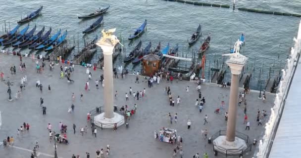 Markusplatsen med människor och turister hög vinkel vy med bevingade lejon kolumn i Venedig, Italien — Stockvideo