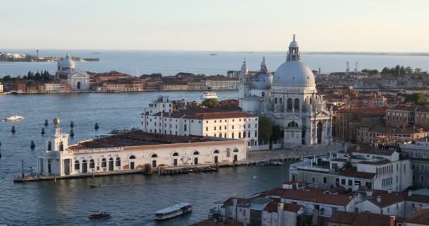 Santa Maria della Salute kyrka antenn utsikt i Venedig med punta della Dogana före solnedgången, Italien — Stockvideo