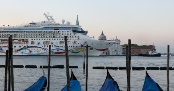 Nagy fehér sétahajó a gondolák és a San Giorgio Maggiore bazilika közelében Velencében nyáron, kora reggel. — Stock videók