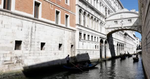 Seufzerbrücke, Gondelboote mit Menschen an einem sonnigen Sommertag in Venedig, Italien — Stockvideo