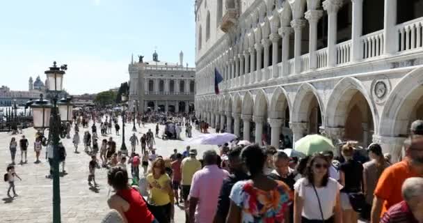 Personas y turistas en Venecia caminando en el puente cerca de la plaza de San Marco en un día soleado de verano en Italia — Vídeo de stock