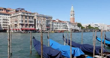 Venedik, Grand Canal manzarası, demirli gondollar, İtalya 'da güneşli bir günde Saint Mark çan kulesi.