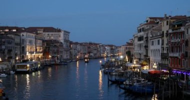Venedik 'te Büyük Kanal aydınlandı, İtalya' da yaz aylarında sabahın erken saatlerinde yavaş tekne.