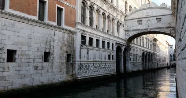 Ponte dos Suspiros e canal, ninguém em um dia de manhã ensolarado em Veneza, Itália — Vídeo de Stock