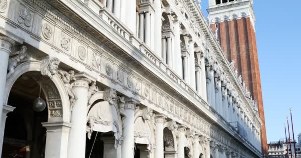Fachada de la biblioteca nacional de Marciana y vista inclinada del campanario de San Marco, cielo azul claro en Venecia, Italia — Vídeo de stock