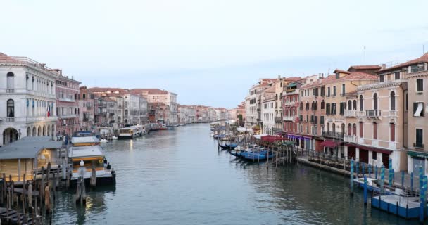 Gran Canal de Venecia por la mañana temprano en verano en Italia — Vídeos de Stock