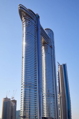 DUBAI, BİRLİK ARAB EMIRATES - 22 Kasım 2019: Güneşli bir günde Sky View lüks otelin alçak açılı manzarası, Dubai 'de açık mavi gökyüzü