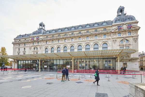 2019年11月8日 在一个阴天的早晨 巴黎的Gare Orsay或Orsay博物馆与人们在一起 — 图库照片