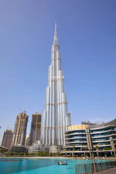 ドバイ アラブ首長国連邦 11月19 2019 晴れた日の低角度ビューでブルジュ ハリファ超高層ビルとドバイモール — ストック写真