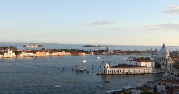 Santa Maria della Salute templom légi kilátás Velence punta della Dogana naplemente előtt, Olaszország Stock Videó