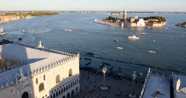 Légi kilátás Velence naplemente előtt tengerpart, háztetők és San Giorgio Maggiore-sziget, Olaszország Stock Videó