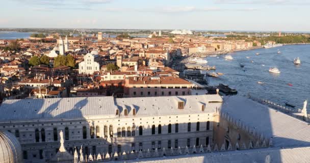 Vista aérea de Veneza, bairro de Castello e lagoa ao pôr do sol na Itália — Vídeo de Stock