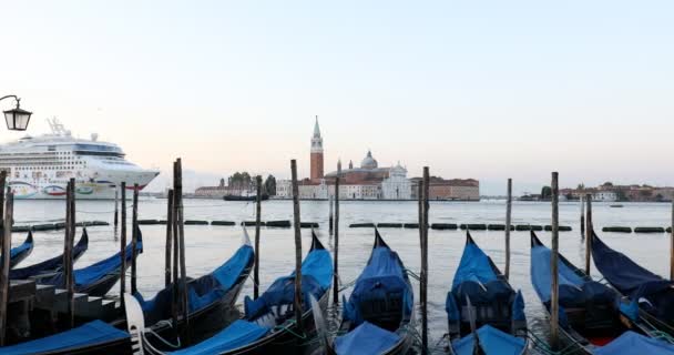 Großes weißes Kreuzfahrtschiff passiert Gondeln und Basilika San Giorgio Maggiore in Venedig, klarer Himmel am frühen Morgen — Stockvideo