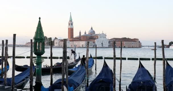 ゴンドラとヴェネツィアの運河早朝、イタリア — ストック動画