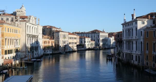 Grand Canal in Venetië, rustig water en heldere blauwe lucht in de zomer in Italië, niemand — Stockvideo