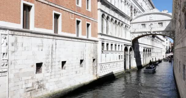 Puente de los Suspiros, lanchas y góndolas con gente y turistas en un soleado día de verano en Venecia, Italia — Vídeos de Stock