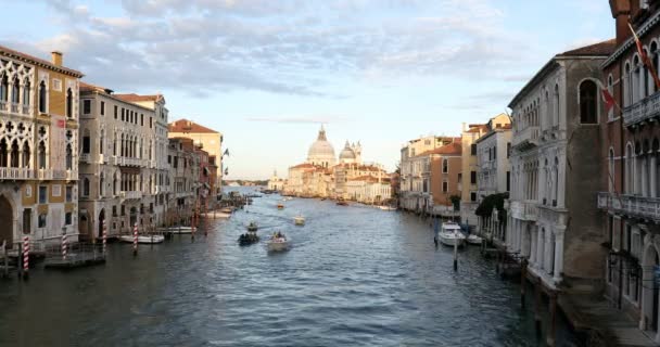 Gran Canal de Venecia con Basílica de Santa María de la Salud y lanchas con gente por la mañana en Italia — Vídeo de stock