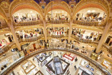 PARIS - 6 Kasım 2019: Paris 'teki Lafayette Galerileri, antik atari salonlarıyla yüksek açılı manzara