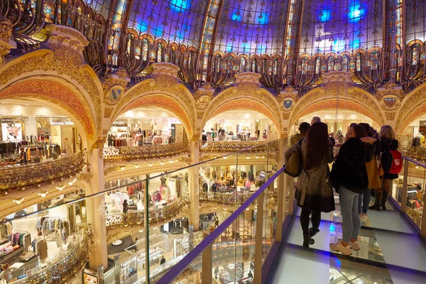 Paříž Listopadu 2019 Interiér Galerií Lafayette Instalací Glasswalk Lidmi Turisty — Stock fotografie